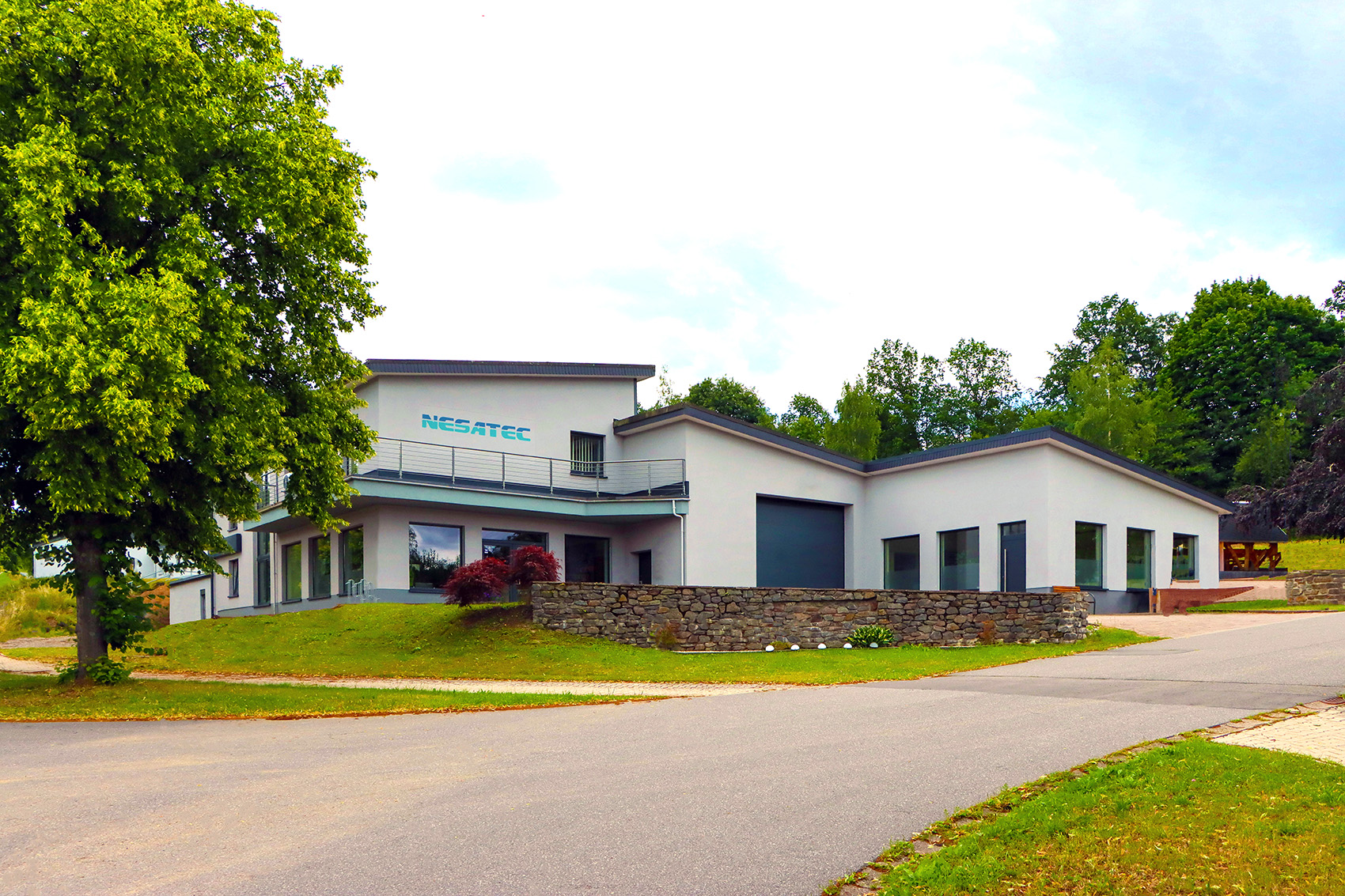 Außenansicht des Nesatec Elektronikmarkts in Pockau-Lengefeld